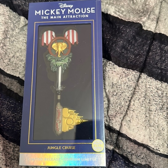 Mickey mouse main attracyion jungle cruise key - Picture 1 of 2